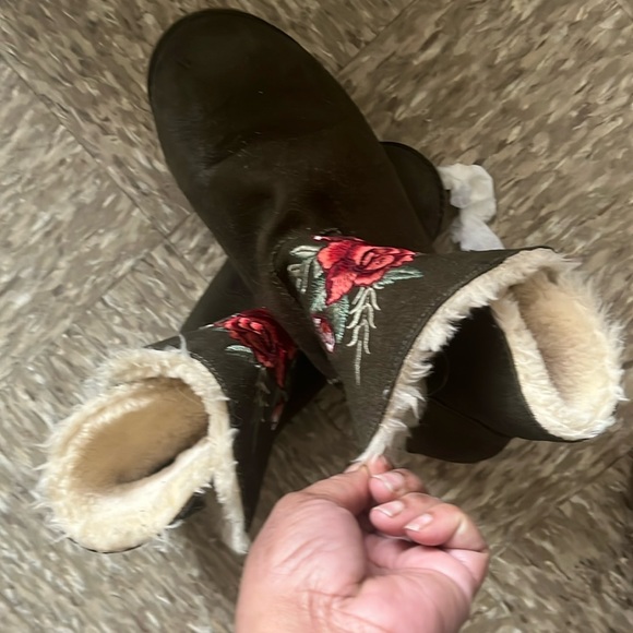 Boots with fur material - Picture 1 of 2